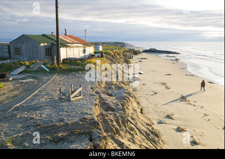 J J Weyouanna la moglie sorge sulla spiaggia dove ci casa usata per essere Shishmaref su una piccola isola tra Alaska e Siberia nel Foto Stock