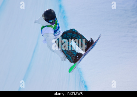 Peetu Piiroinen (FIN) concorrenti negli uomini della Snowboard Halfpipe evento presso il 2010 Giochi Olimpici Invernali Foto Stock