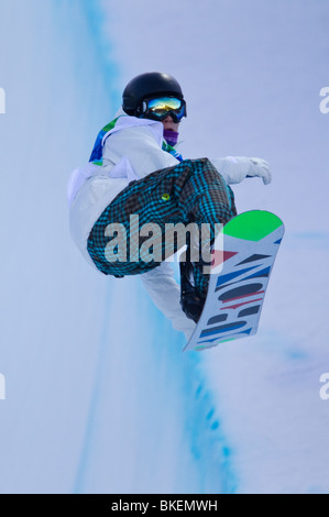 Peetu Piiroinen (FIN) concorrenti negli uomini della Snowboard Halfpipe evento presso il 2010 Giochi Olimpici Invernali Foto Stock