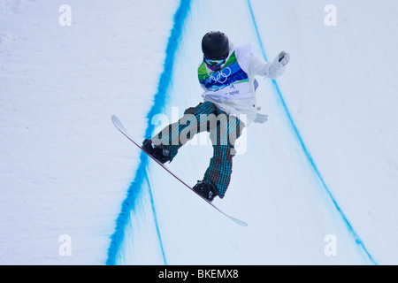 Peetu Piiroinen (FIN) concorrenti negli uomini della Snowboard Halfpipe evento presso il 2010 Giochi Olimpici Invernali Foto Stock