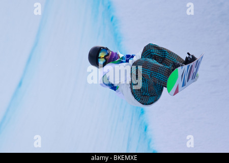 Peetu Piiroinen (FIN) concorrenti negli uomini della Snowboard Halfpipe evento presso il 2010 Giochi Olimpici Invernali Foto Stock