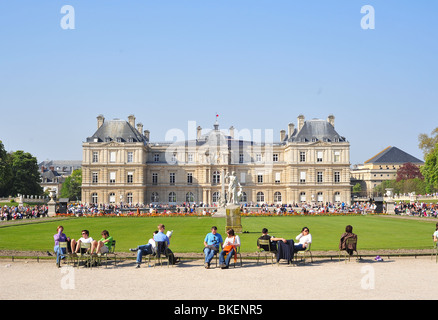 Persone relax nel giardino di Lussemburgo, Parigi 4 arrondissement Foto Stock