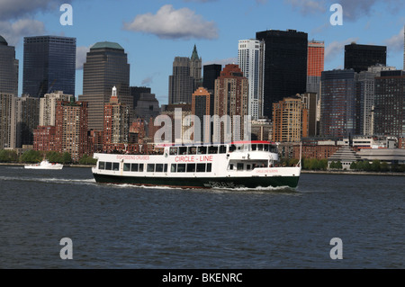 Una Circle Line barca porta i turisti passato Battery Park City in Lower Manhattan. Foto Stock