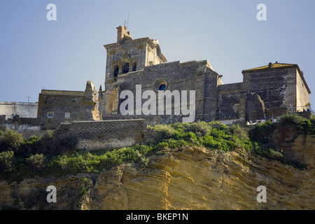 Vista delle case sulla sommità della collina di profonda a Arcos de la Frontera, Cadice, Spagna Foto Stock