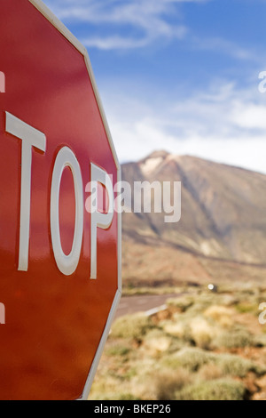 Un segnale di stop si trova di fronte il monte Teide (3718 m) è la montagna più alta della Spagna. Foto Stock