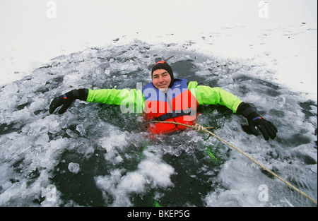 I membri di The Langdale Ambleside Mountain Rescue Team il salvataggio di un uomo è caduto attraverso il ghiaccio su Rydal acqua nel distretto del lago REGNO UNITO Foto Stock