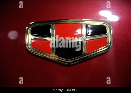La Geely Automobile Holdings Ltd. Emblema Emgrand è visualizzato presso il Beijing Auto Show 2010. Foto Stock