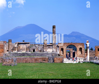 Monte Vesuvio dal Foro, Antica Città di Pompei, Pompei, Città Metropolitana di Napoli, Regione Campania, Italia Foto Stock