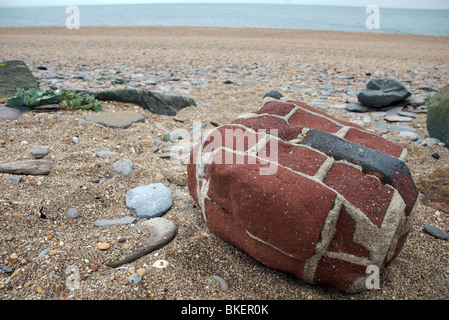 Alterò il blocco in laterizio su Slapton sands beach, Torcross, Devon, Regno Unito Foto Stock