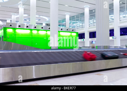 Emirati Arabi Uniti, Emirati Arabi Uniti Dubai, Dubai International Airport Terminal 3, carosello bagagli nella sala degli Arrivi Foto Stock