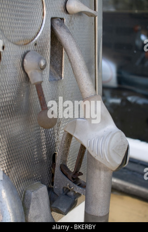 Una vecchia pompa di benzina. Foto Stock