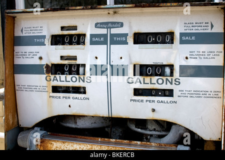 Una vecchia pompa di benzina. Foto Stock