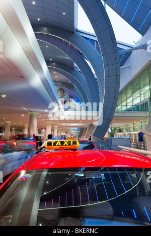 Elegante e moderna architettura del 2010 ha aperto il terminale 3 dell'Aeroporto Internazionale di Dubai, Dubai, Emirati Arabi Uniti, Emirati Arabi Uniti Foto Stock