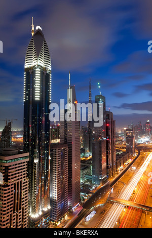 Vista in elevazione oltre i moderni grattacieli lungo la Sheikh Zayed Road guardando verso il Burj Kalifa, Dubai, Emirati Arabi Uniti