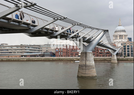 Vista del Millennium Bridge e la St Pauls Cathedral of London, England.UK Foto Stock