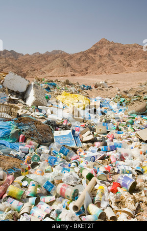 I rifiuti scartati nelle montagne del deserto del Sinai vicino a Dahab in Egitto. Foto Stock