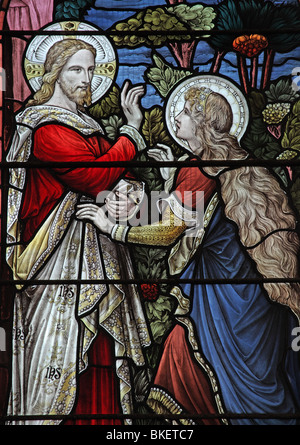 Una vetrata raffigurante Maria Maddalena che incontra Gesù risorto nel Giardino, cascata, Derbyshire, Inghilterra Foto Stock