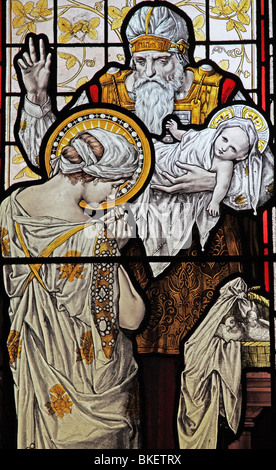 Una vetrata raffigurante la Presentazione di Gesù al tempio, la chiesa di Santa Croce, Ilam, Derbyshire, Inghilterra Foto Stock