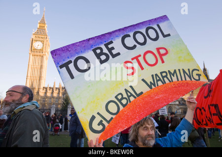 I manifestanti a un cambiamento climatico rally in piazza del Parlamento Londra Dicembre 2008 con il Big Ben dietro Foto Stock