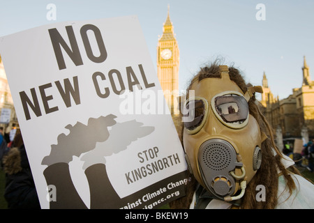 I manifestanti a un cambiamento climatico rally in piazza del Parlamento Londra Dicembre 2008 con il Big Ben dietro Foto Stock