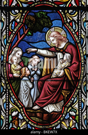 Dettaglio da una vetrata di Ward e Hughes intorno al 1865, raffigurante Gesù che benedice i bambini Foto Stock