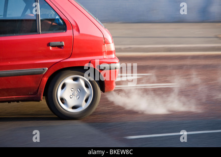 I fumi di scarico da una vettura il tubo di scarico in caso di gelo REGNO UNITO Foto Stock