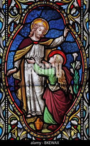 Dettaglio da una vetrata di Ward e Hughes circa 1865, raffigurante dodici eventi della vita di Gesù Cristo; aspetto a Maria Maddalena. Foto Stock