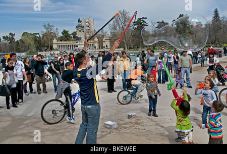 Pargue parco del Retiro di Madrid bolla di sapone Bambini Ragazzi Ragazze divertente Foto Stock