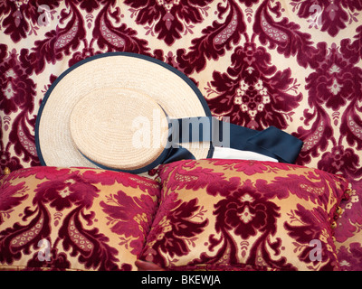 Dettaglio di un tradizionale del gondoliere cappello di paglia in Gondola a Venezia Italia Foto Stock