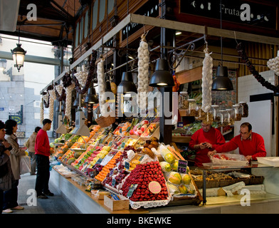 Fruttivendolo Mercado de San Miguel mercato Madrid Spagna città spagnola della città Foto Stock