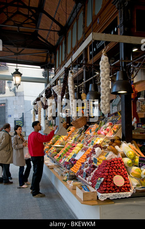 Fruttivendolo Mercado de San Miguel mercato Madrid Spagna città spagnola della città Foto Stock