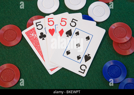 Quattro di un tipo, su Poker chips, una mano di poker a Five card draw o stud poker