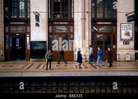 Il popolo francese, passeggeri, Bordeaux St Jean stazione ferroviaria, alla stazione dei treni Gare St jean, gare saint jean, gare, Bordeaux Aquitania, in Francia, in europa Foto Stock