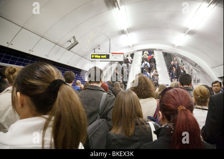 La Folla di pendolari di mattina ora di punta, la metropolitana di Londra, London REGNO UNITO Foto Stock