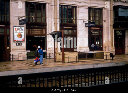 Il popolo francese, passeggeri, Bordeaux St Jean stazione ferroviaria, alla stazione dei treni Gare St Jean, Gare Saint Jean, gare, Bordeaux Aquitania, in Francia, in Europa Foto Stock