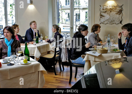 Parigi, Francia ,Bistro Restaurant, Pomze, persone, Donne pranzo pranzo pranzo, sala da pranzo, autentico stile di vita francese, interni, pasto d'affari Foto Stock