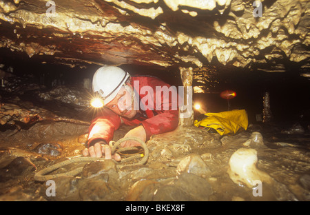 Uno speleologo in Easegill Caverns in Yorkshire Dales, REGNO UNITO Foto Stock