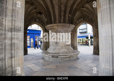 La croce di Chichester (date da circa 1477) che mostra il mandrino centrale e il sedile e il vaulting, West Sussex, in Inghilterra. Foto Stock