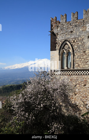 Taormina, Sicilia, Italia. Vista verso il Monte Etna Foto Stock