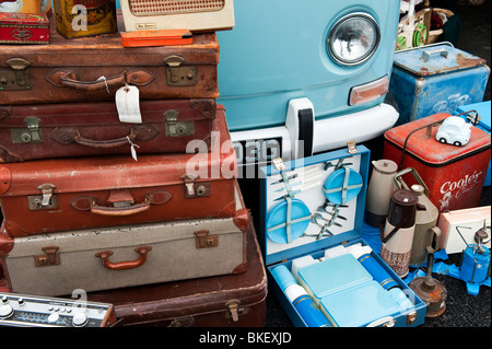 Gli elementi rétro compresi vintage picnic e set di valigie e vw camper van abstract Foto Stock