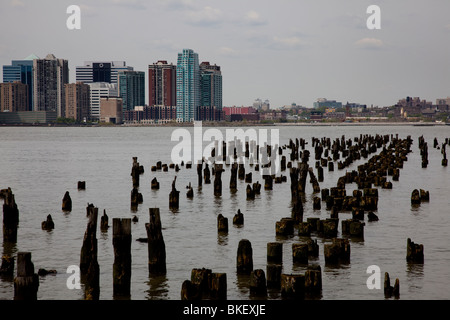 Il vecchio molo in legno sostiene nel fiume Hudson Pier 40 Manhattan New York City Foto Stock