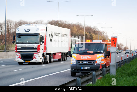 Un rescue RAC van parcheggiato sul disco spalla, luci lampeggianti, M25 autostrada, Kent, Regno Unito Foto Stock