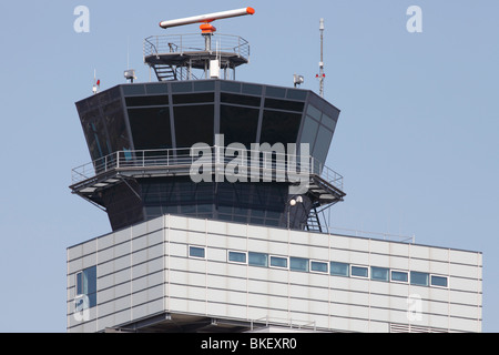 Il controllo del traffico aereo torre presso l'aeroporto Leipzig-Halle, Germania Foto Stock