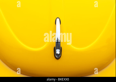 Giallo Volkswagen maggiolino astratto del cofano Foto Stock