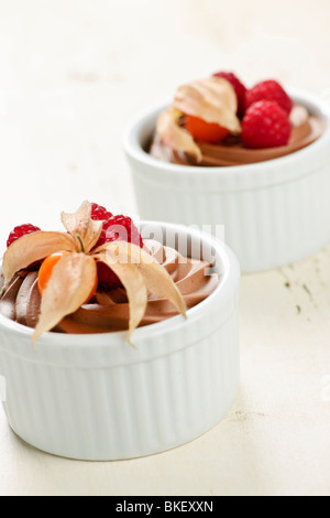 Due porzioni di mousse al cioccolato dessert con frutta Foto Stock