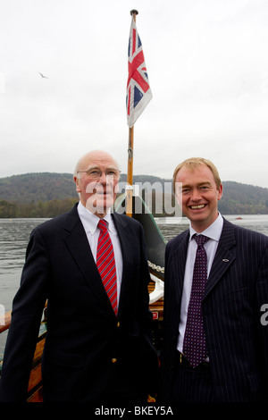 Numero uno: Sir Menzies (Ming) Campbell che mostra il supporto per il gruppo del Partito europeo dei liberali democratici candidato per la Westmorland e Lonsdale, Tim Farron Foto Stock