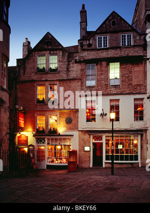 North Parade passaggio, bagno, Somerset al crepuscolo. Sally Lunn della casa di ristoro, ripetutamente la più antica casa nel bagno è sulla sinistra. Foto Stock