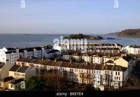 Il lungomare di case e alloggi in Plymouth Devon England Regno Unito visto dalla zappa guardando fuori verso Drake's Island e Plymouth Sound Foto Stock