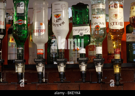 Bottiglie spirito spirito barra di cremagliera Martini Extra Dry Pimms no1 Arcieri Schnapps Malibu Rum dei Caraibi con noce di cocco Gordons S originale Foto Stock