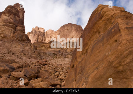 Roccia con antiche iscrizioni Nabataean vicino a Lawrence della primavera nel deserto di Wadi Rum, Giordania Foto Stock